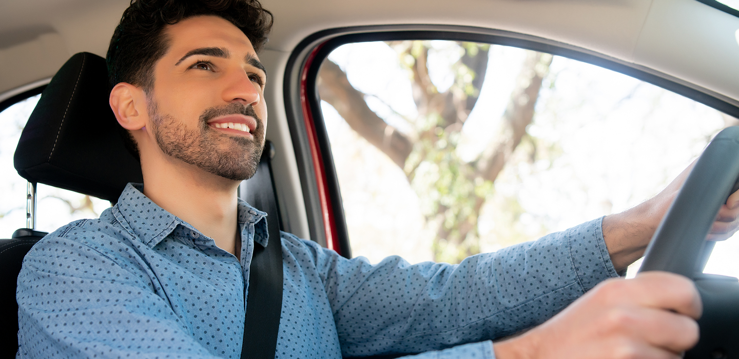 Jovem dirigindo carro